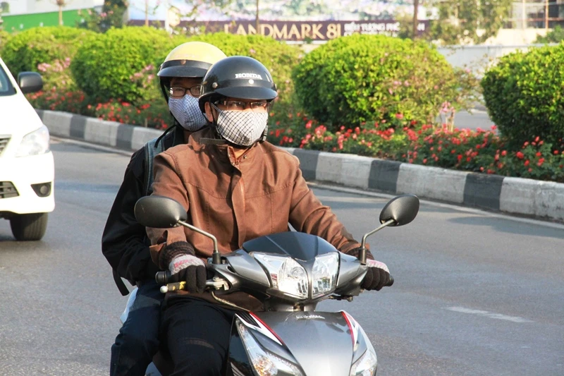 Trời se lạnh, người người súng sính áo khăn ra đường ngày mùng 1 Tết ảnh 10